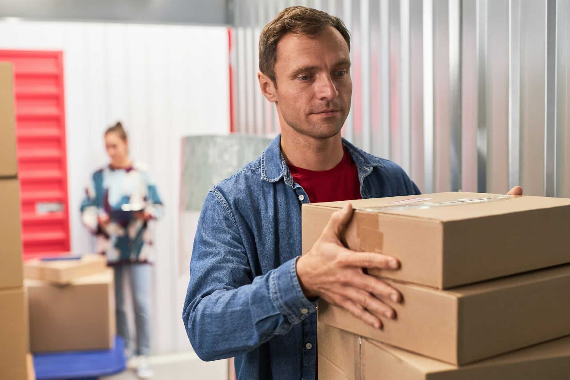 mover-helping-client-of-self-storage
