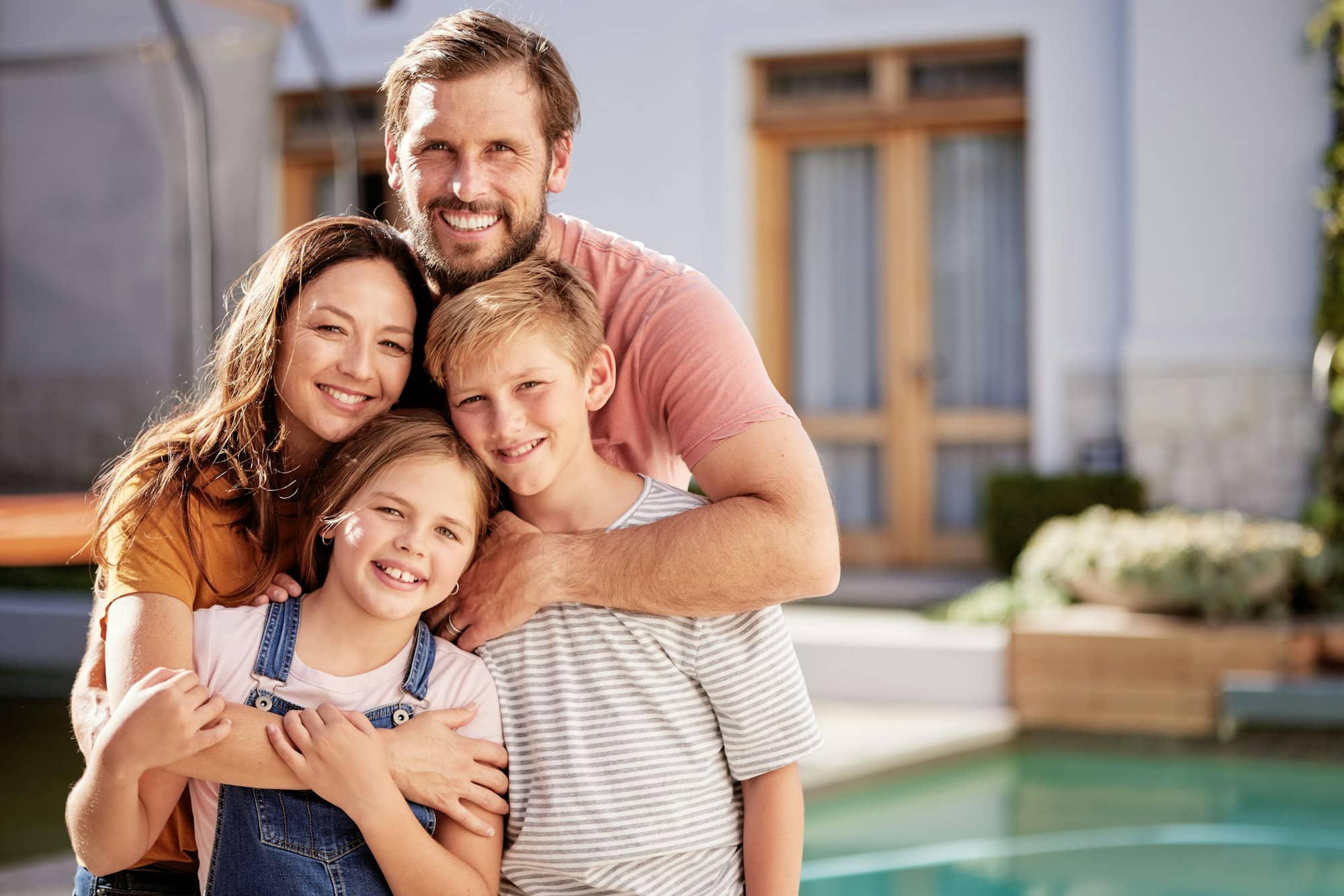 angela_happy-family-relax-outside-house-and-outdoor-with-children-mom-and-dad-smile-with-love-by-pool-to